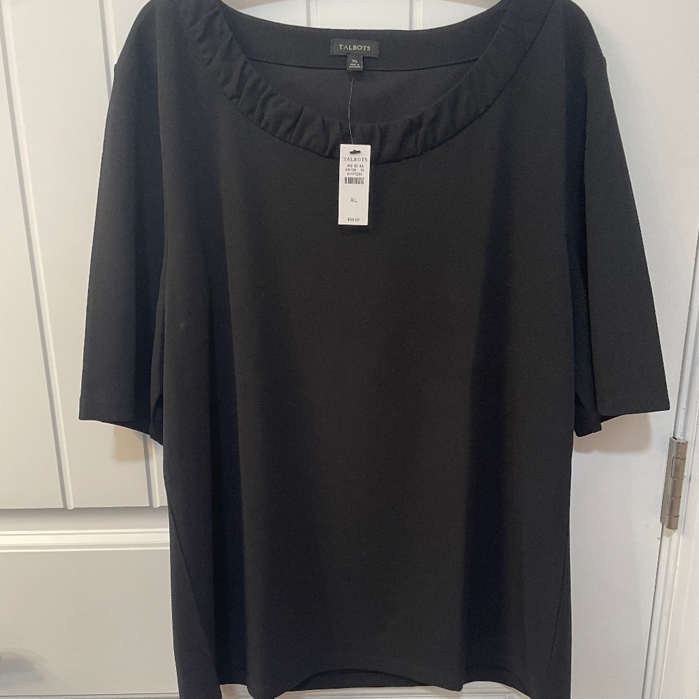 Black elbow length sleeves.